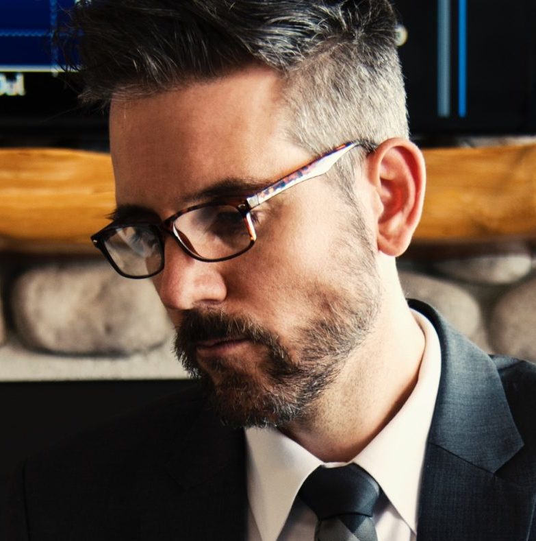 cropped-cropped-man-in-black-holding-phone-618613-scaled-1-e1632854793284.jpg